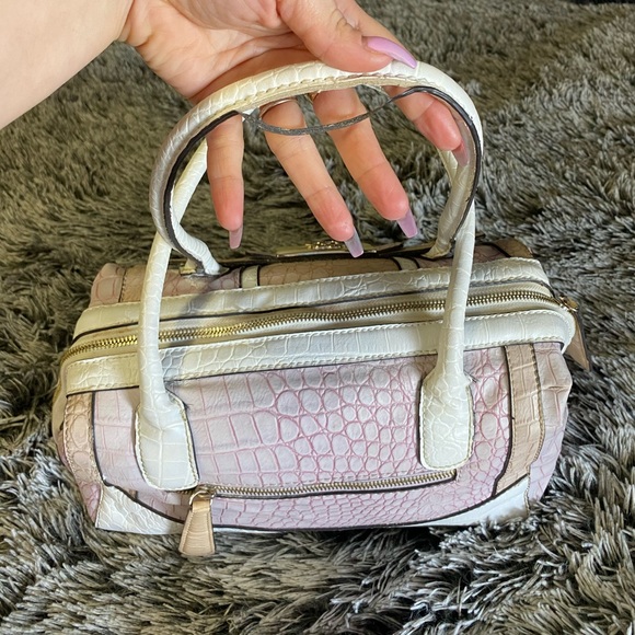 COPY - Guess purse - Picture 3 of 8